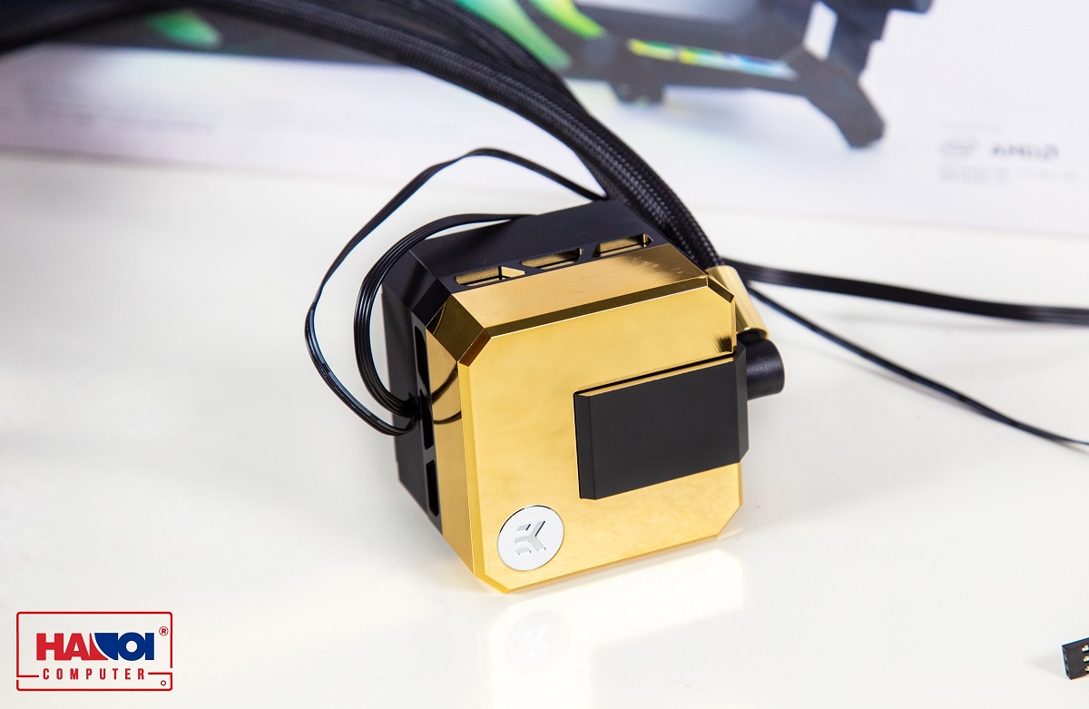 EK-AIO Elite Aurum 360 D-RGB có phần block kèm bơm màu vàng sang trọng và quý phái